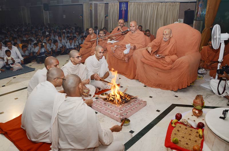 Sant Diksha Vidhi - Swaminarayan Dham