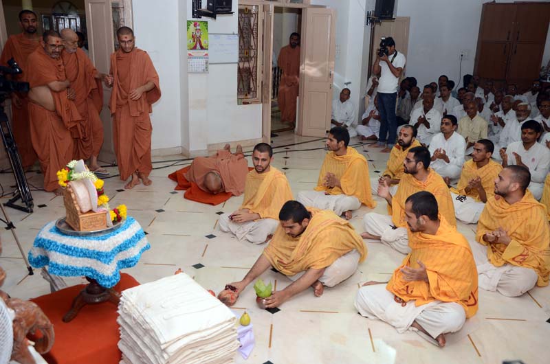 Sadhak & Parshadi Dixa Vidhi - Swaminarayan Dham