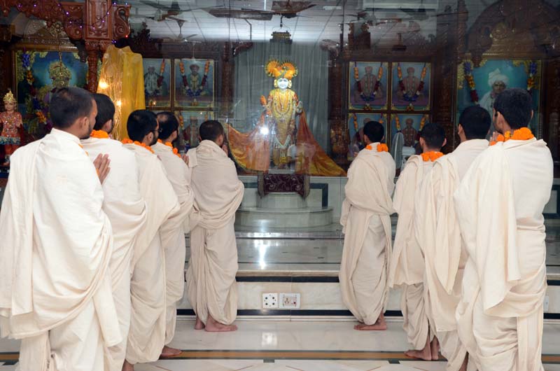 Sadhak & Parshadi Dixa Vidhi - Swaminarayan Dham