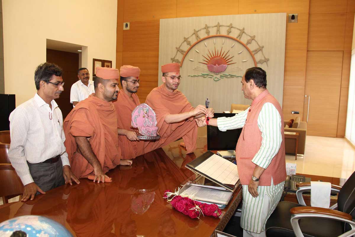 Pujya santo convey the blessings of HDH Bapji to Gujarat\'s chief minister Shri Vijaybhai Rupani 