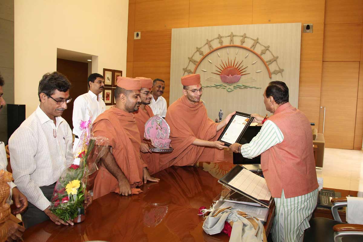 Pujya santo convey the blessings of HDH Bapji to Gujarat\'s chief minister Shri Vijaybhai Rupani 