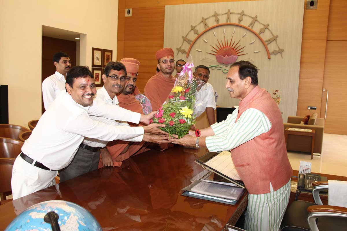 Pujya santo convey the blessings of HDH Bapji to Gujarat chief minister Shri Vijaybhai Rupani 