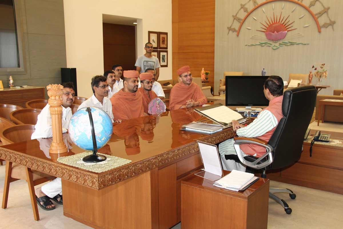 Pujya santo convey the blessings of HDH Bapji to Gujarat chief minister Shri Vijaybhai Rupani 