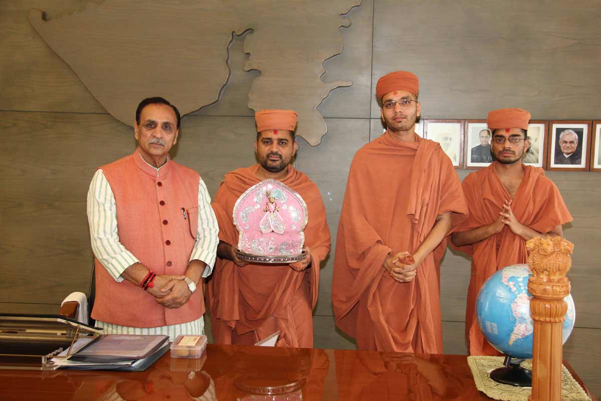 Pujya santo convey the blessings of HDH Bapji to Gujarat chief minister Shri Vijaybhai Rupani 