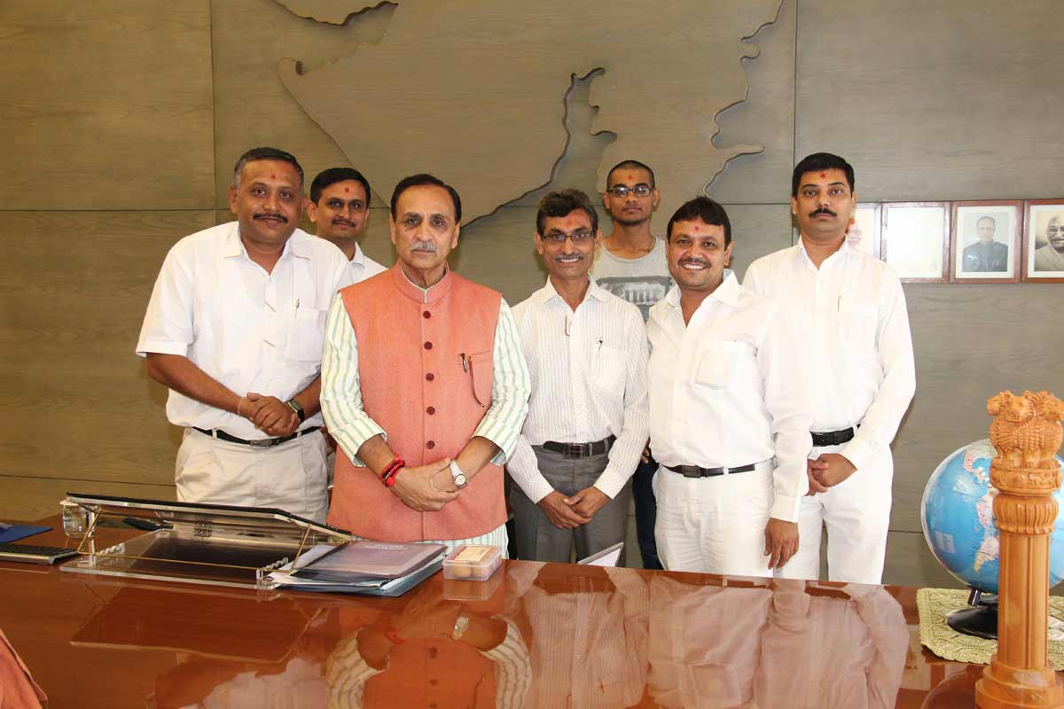 Pujya santo convey the blessings of HDH Bapji to Gujarat chief minister Shri Vijaybhai Rupani 