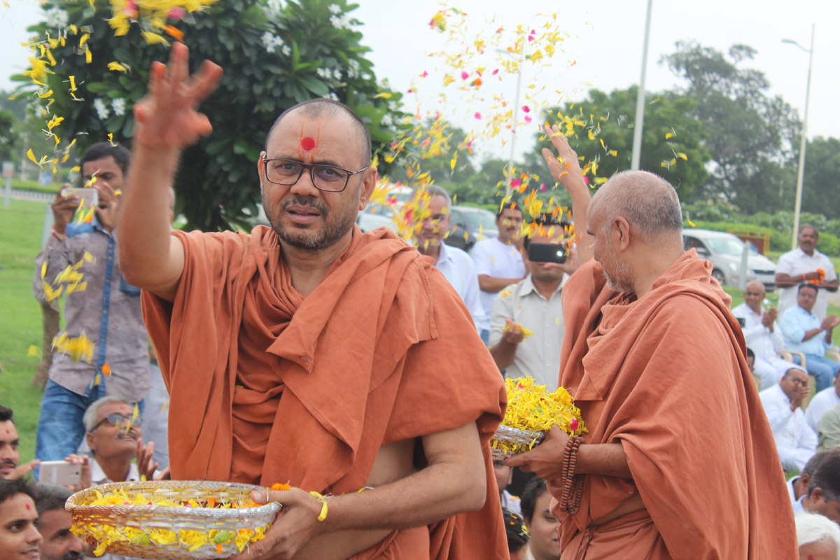 HDH Bapji and HDH Swamishri Videsh Gaman - 2016