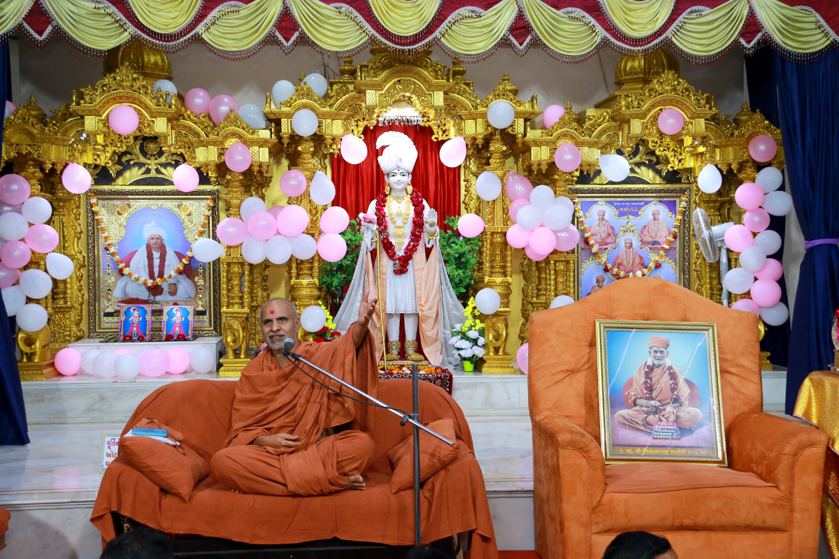 HH Swamishree Kishor Sabha At Godhara.