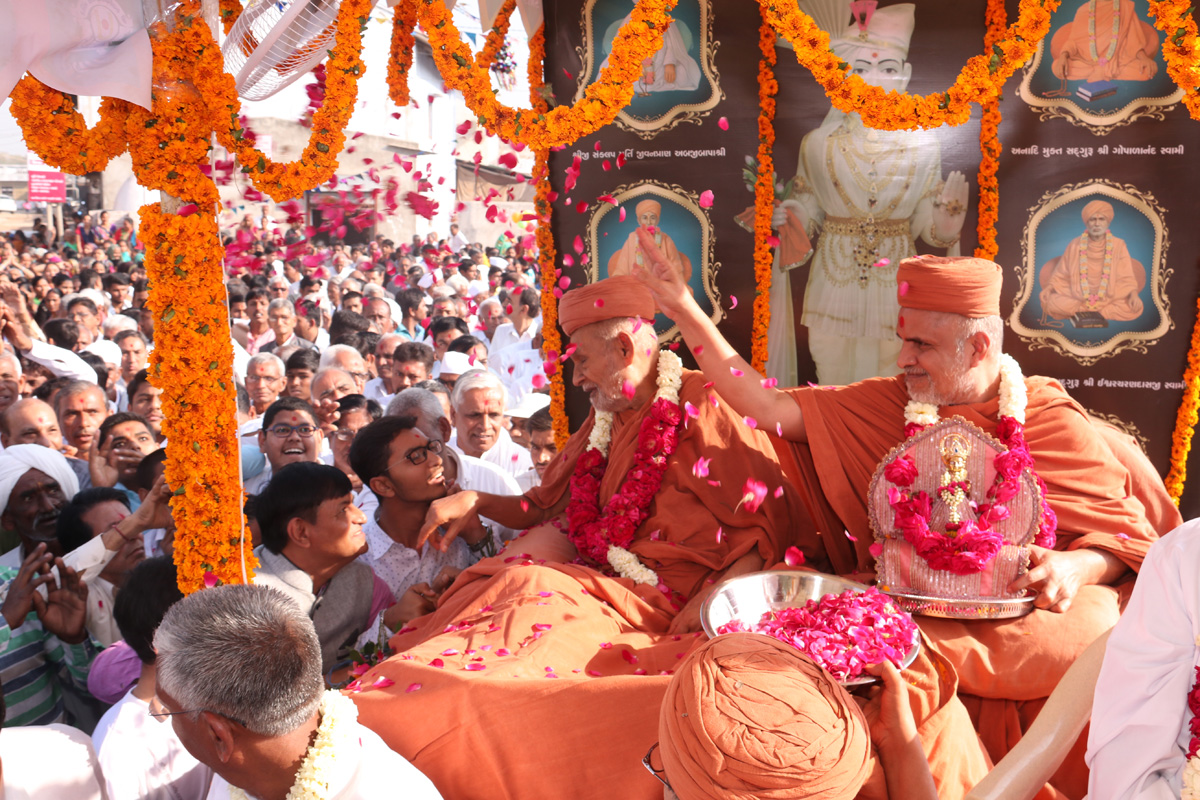 HDH Bapji & HH Swamishree Jaher Sabha At Sapavada-Mahesana.