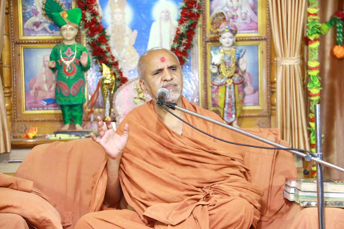 HH Swamishree Samaiyo At Mahesana.