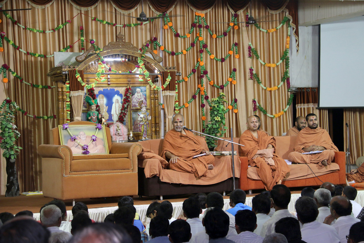 HH Swamishree Samaiyo At Mahesana.