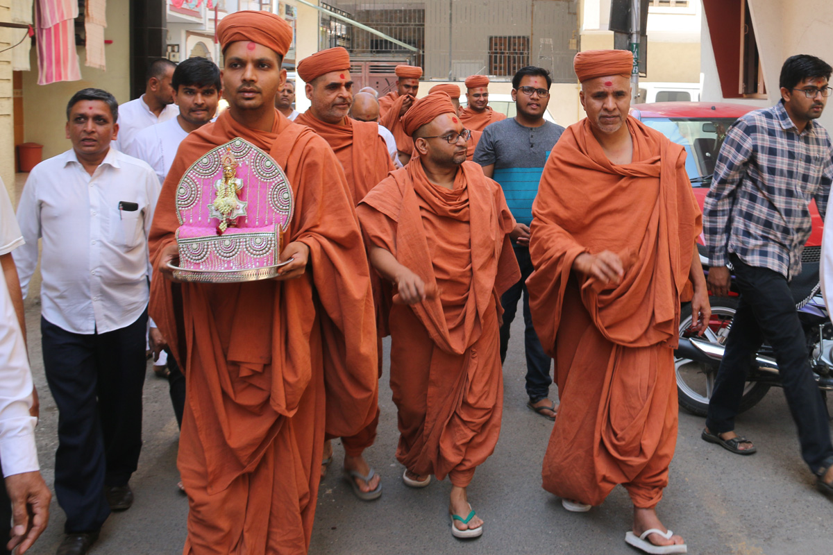 HH Swamishree Padharamani At Varachha Surat.