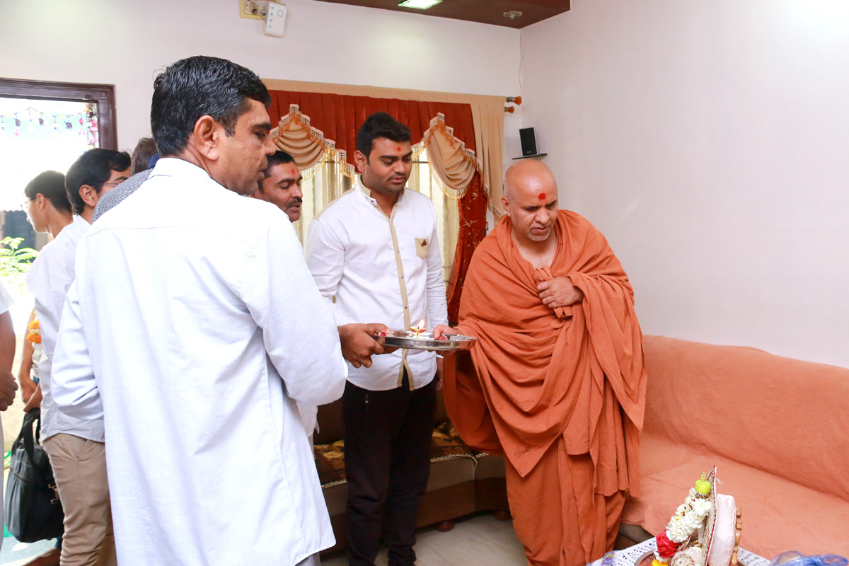 HH Swamishree Padharamani At Varachha Surat.
