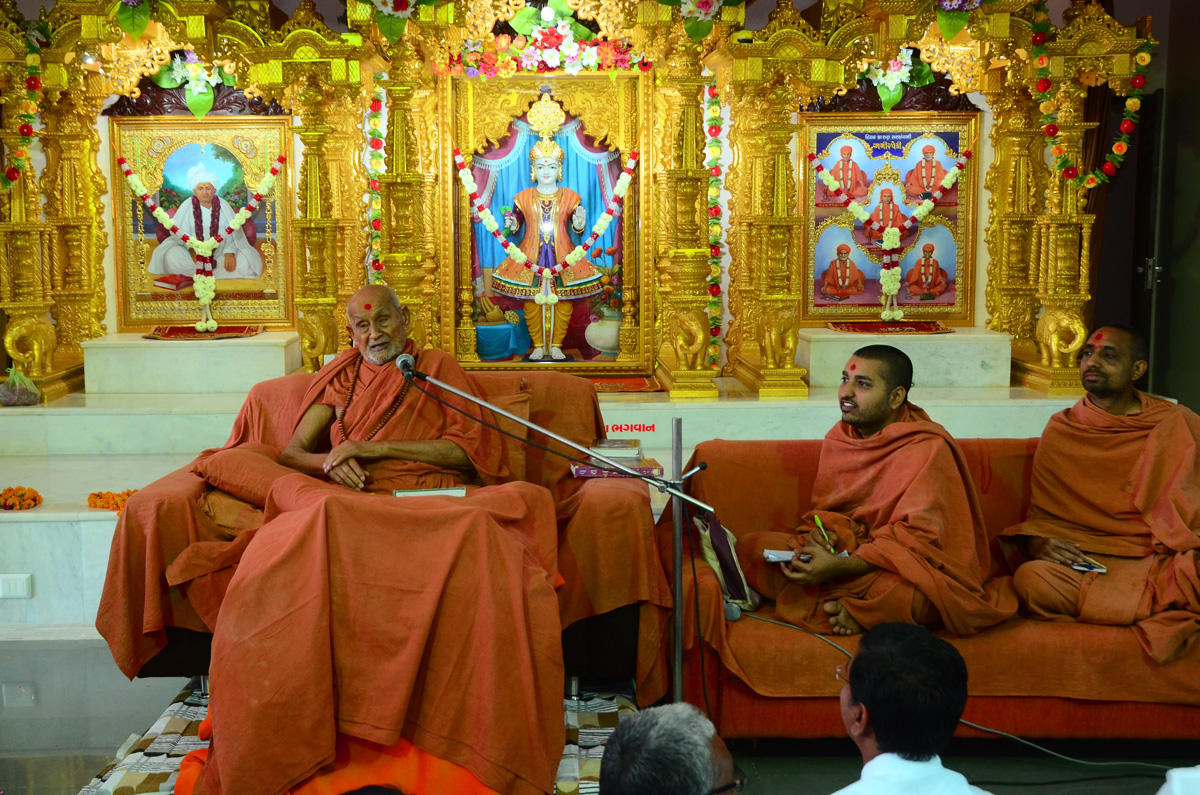 Param Pujya Bapji giving discourses on Shriji Maharaj`s  pragatbhav.