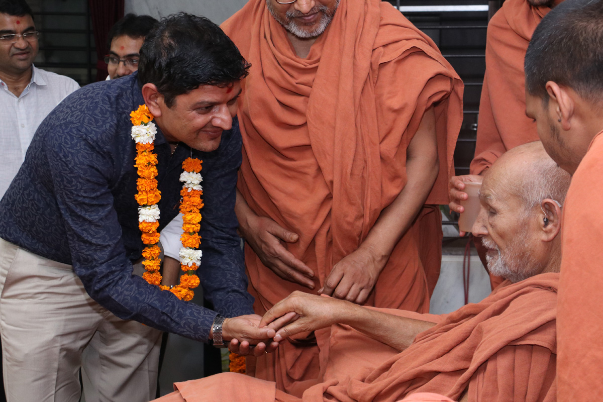 HDH Bapji offers  vartman vidhi to new devotee.