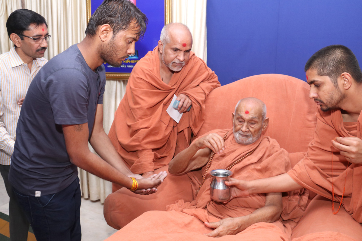HDH Bapji offers vartman vidhi to new devotee.