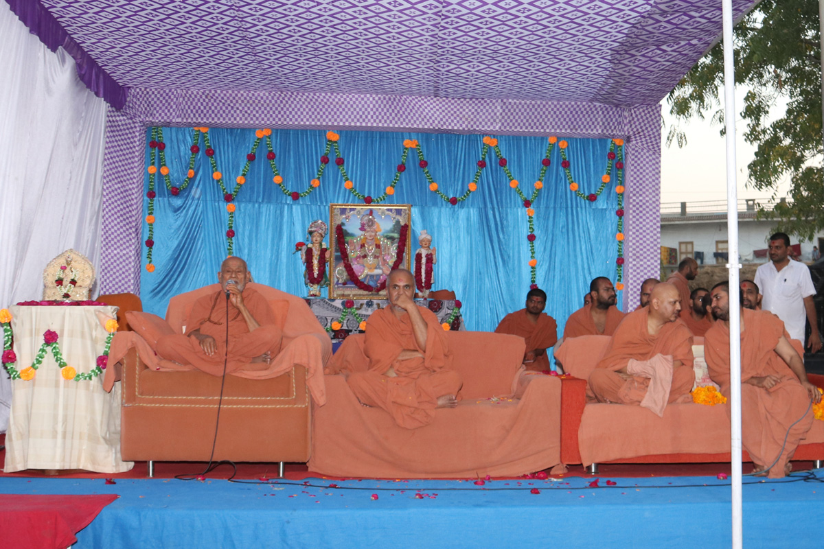  HDH Bapji & HH Swamishree Jaher Sabha At Gorad-Mahesana.