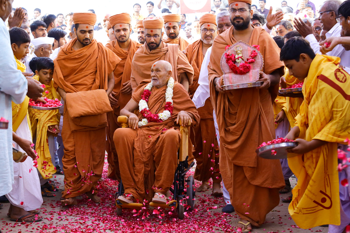  HDH Bapji & HH Swamishree Jaher Sabha At Sapavada-Mahesana.