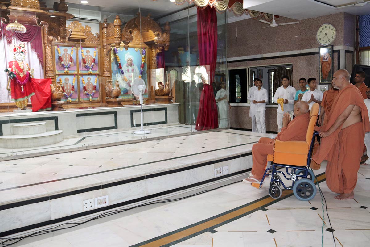 HDH Bapji Vicharan - Swaminarayan Dham, Gandhinagar