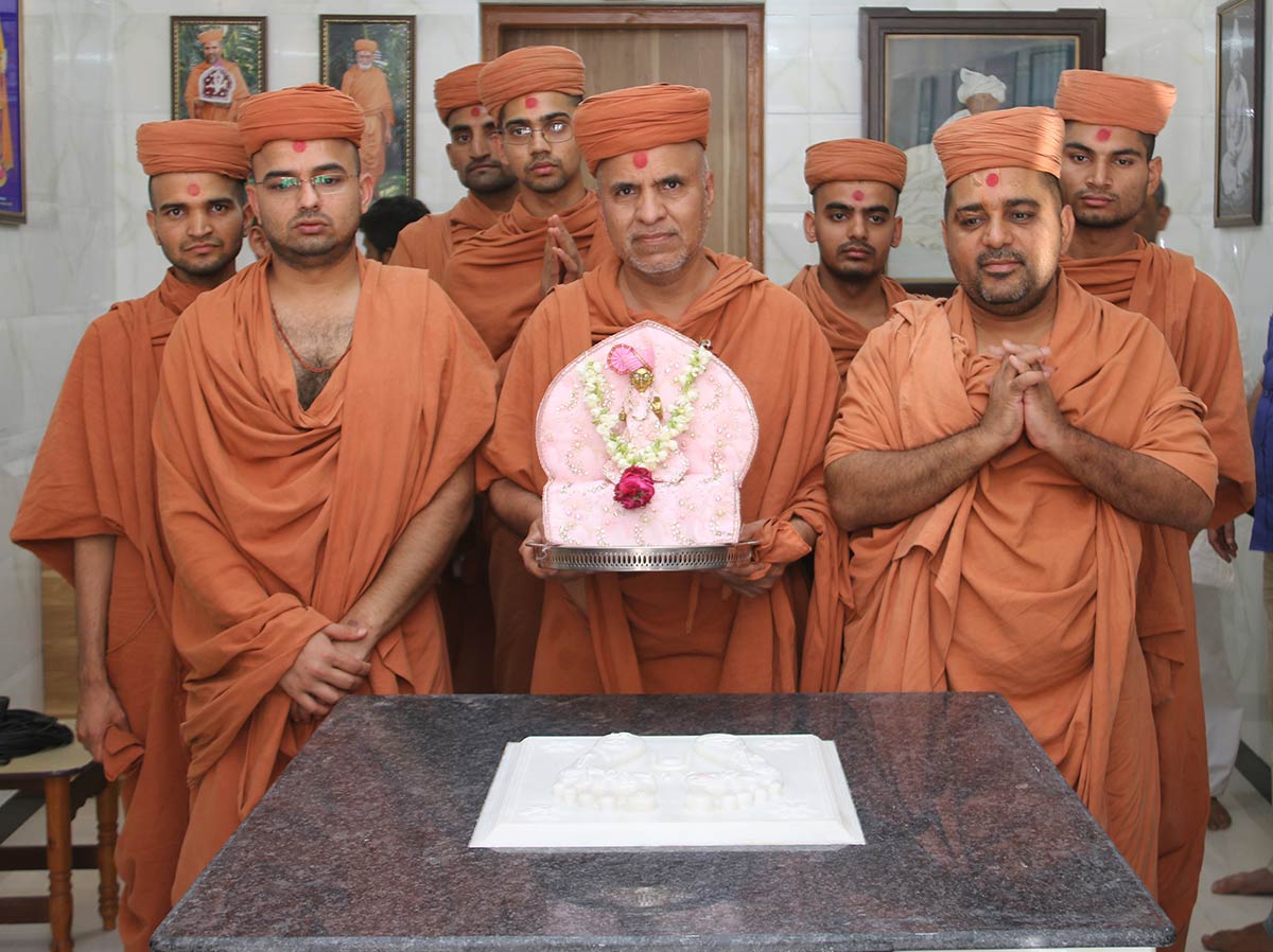 HH Swamishree Vicharan - Baladiya, Bhuj