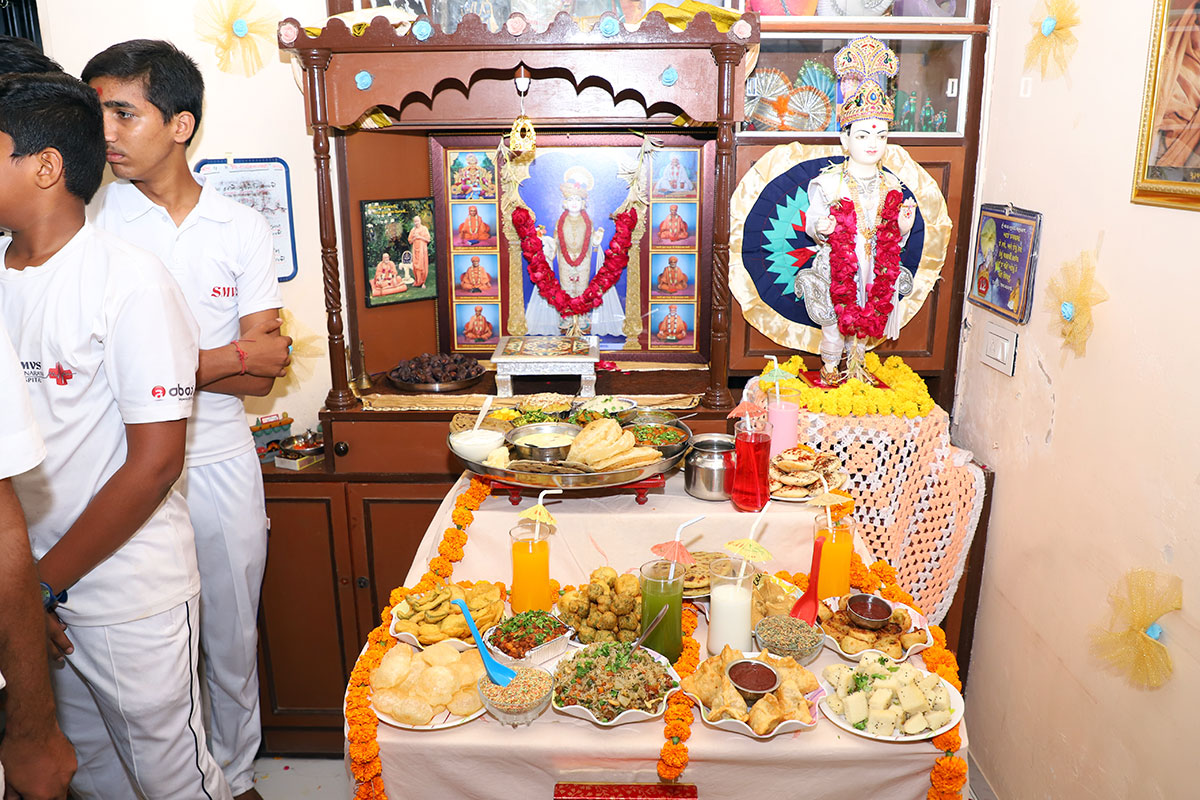 HDH Swamishri Padhramni - Vasna