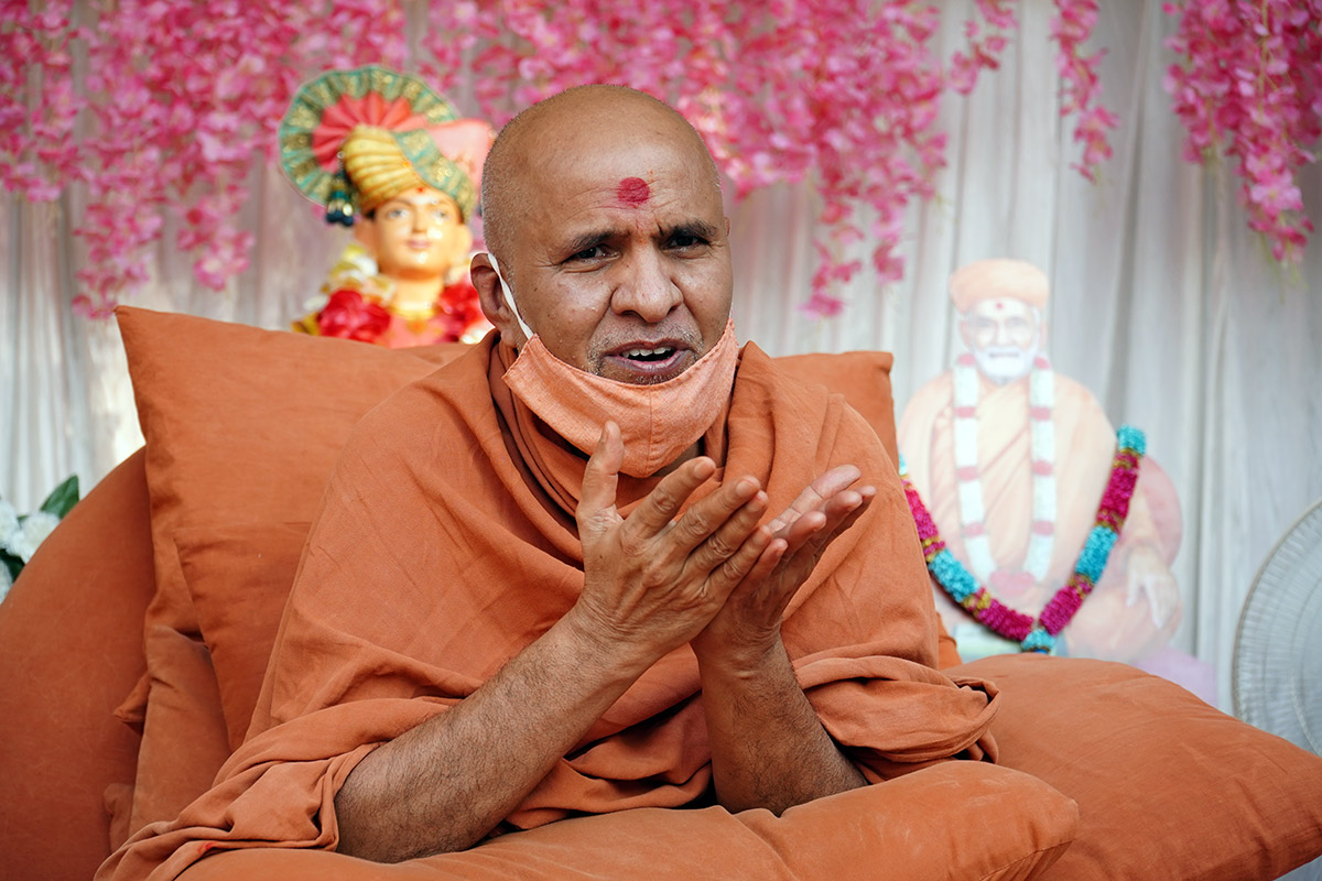 HDH Swamishri Nikat darshan - Swaminarayan Dham