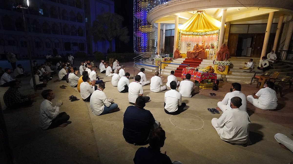 HDH Swamishri Nikat darshan - Swaminarayan Dham