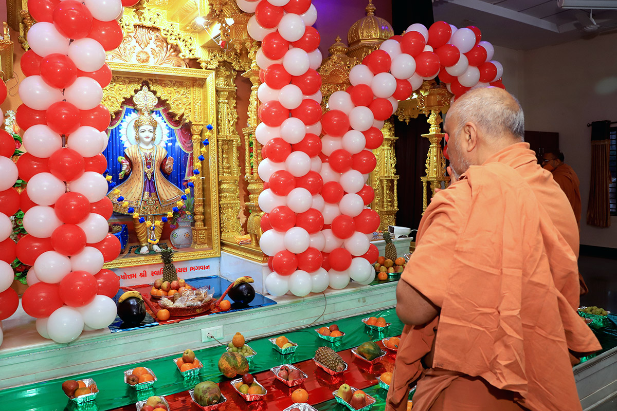 Himmatnagar - HDH Swamishri Vicharan