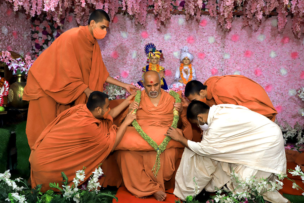 Surendranagar - HDH Swamishri Vicharan