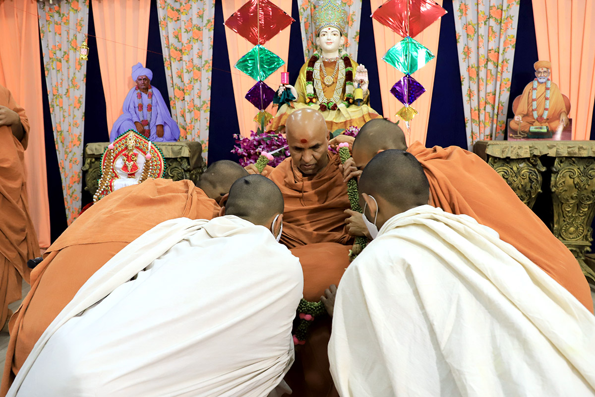 Vadodara - HDH Swamishri Vicharan
