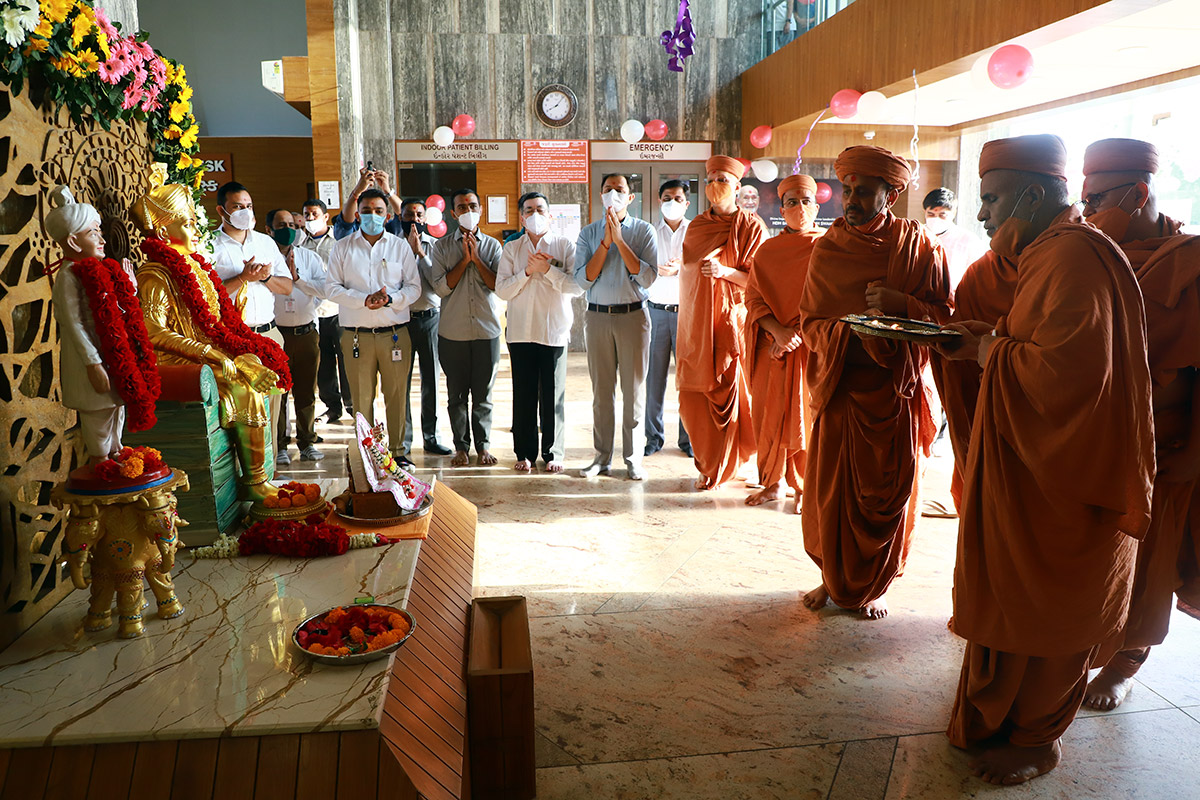 HDH Swamishri Hospital Visit