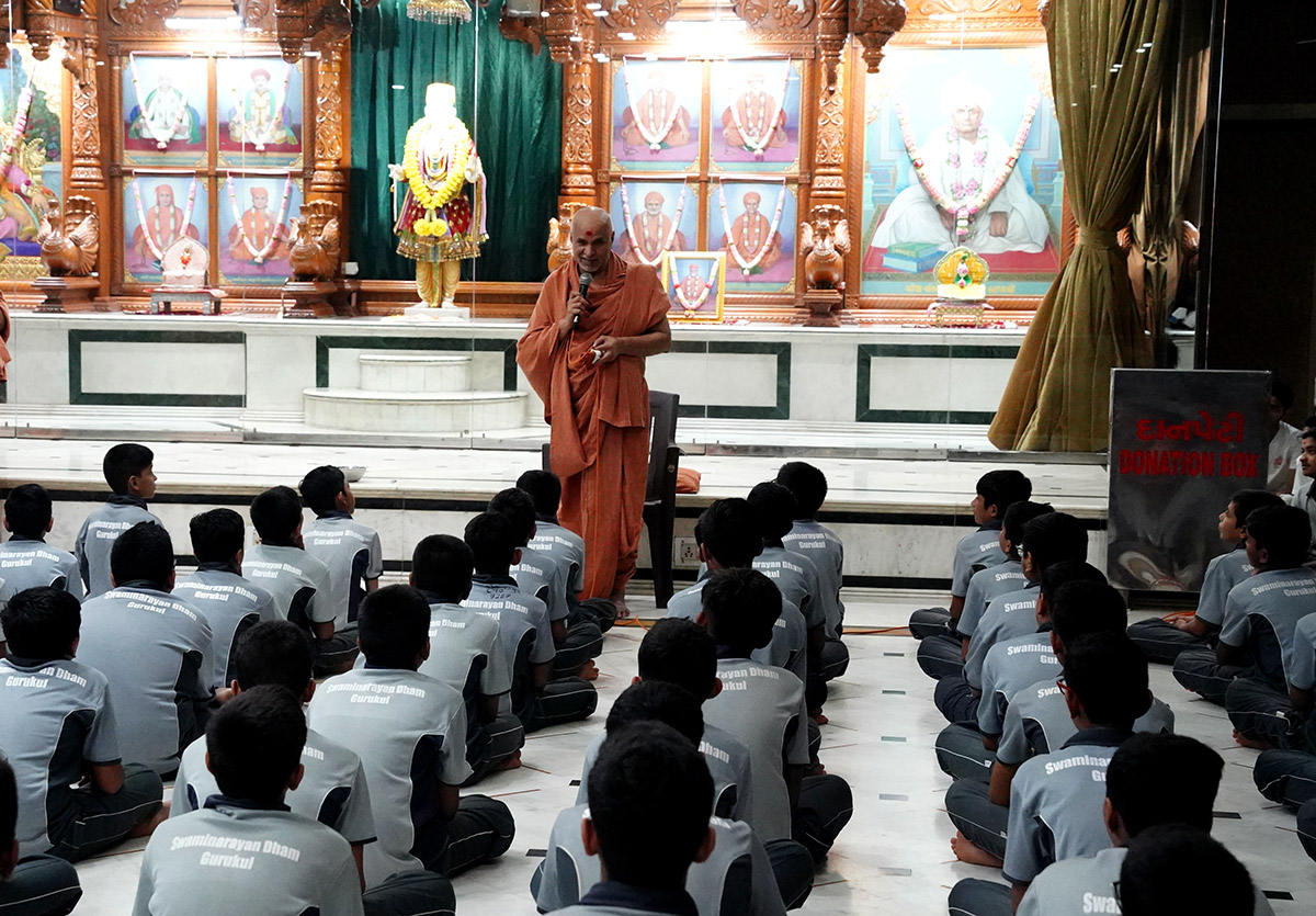 Mangla Aarti Labh Gurukul Mukto at Swaminarayan Dham
