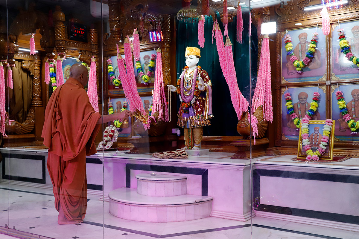 Diwali and Nutan Varsh Divya Labh at Swaminarayan Dham