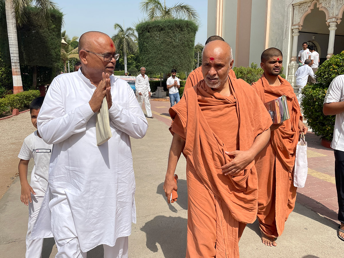 Nikat Darshan at Swaminarayan Dham