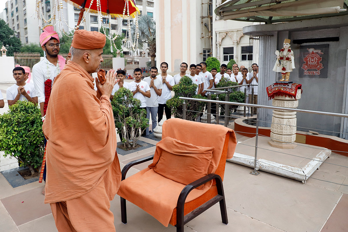 HDH Swamishri Guru Vandana - SKS
