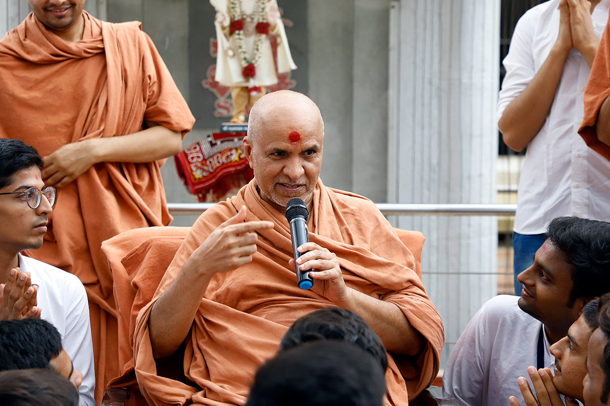 HDH Swamishri Guru Vandana - SKS