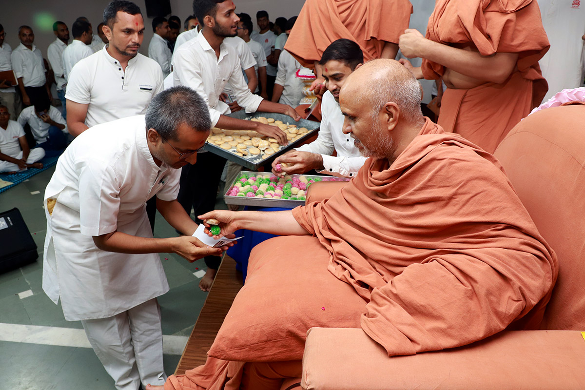 HDH Swamishri Guru Vandana - Ghardhani Mukto