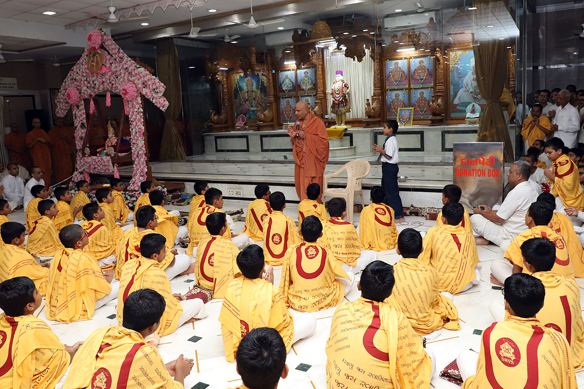 Mangla Aarti at Swaminarayan Dham