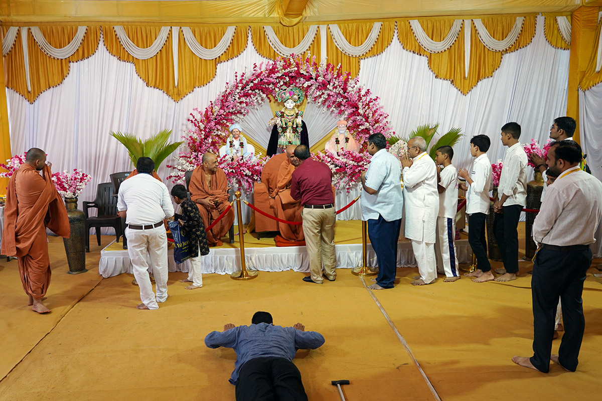 HDH Swamishri Nikat Darshan