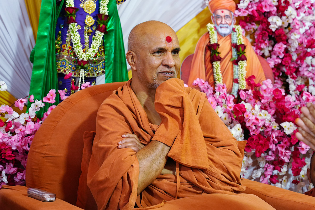 HDH Swamishri Nikat Darshan