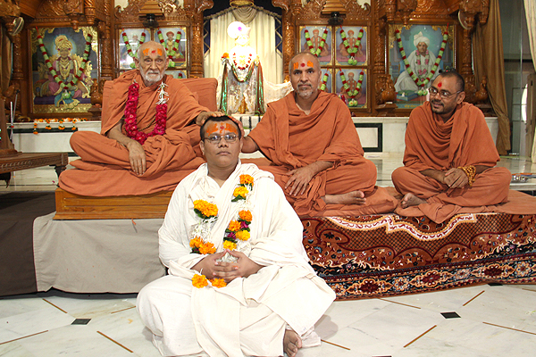 Parshad Diksha - Swaminarayan Dham
