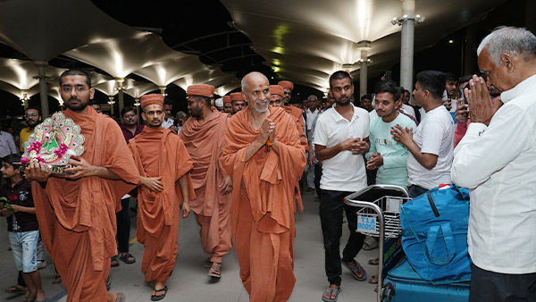 HDH Swamishri Vicharan - Departs from India