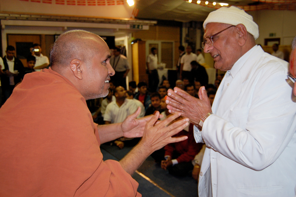 HDH Swamishri Vicharan - UK