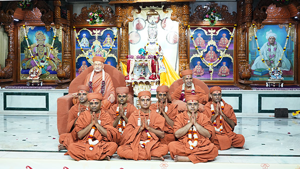Divine Sant Initiation Ceremony | Swaminarayan Dham, Gandhinagar, India