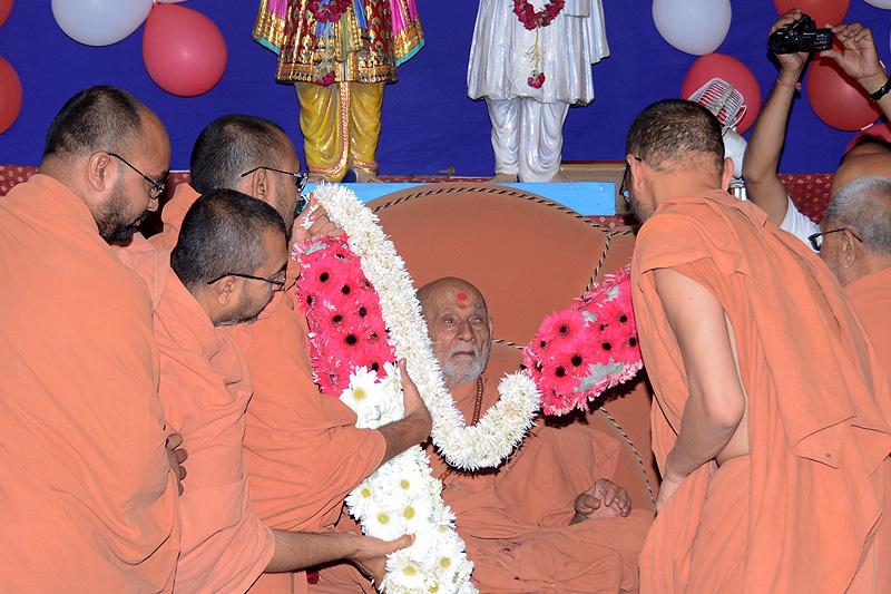 SMVS Swaminarayan Mandir Vasna - Poonam Samaiyo & HDH Bapji Pragatyotsav