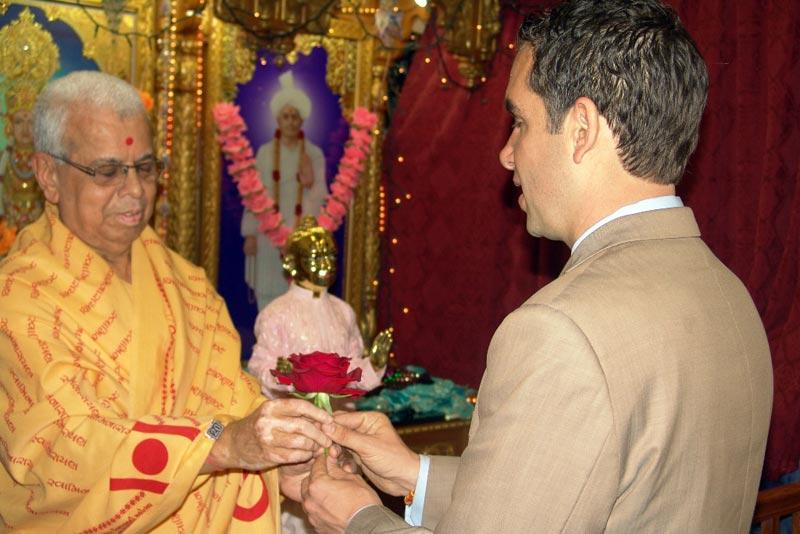 Mayor visits - SMVS Swaminarayan Mandir JC, NJ