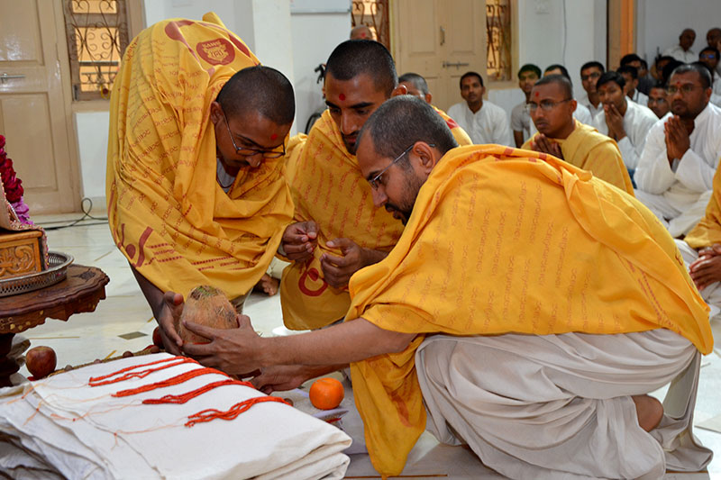 Parshad Diksha - Swaminarayan Dham